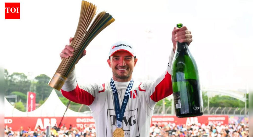 साओ पाउलो ई-प्रिक्स विजेते जेक डेनिसने गर्लफ्रेंड लेक्सी ग्रेस बूसीला त्यांच्या पाळीव कुत्र्यासाठी विशेष विजयाची भेट देण्याचे वचन दिले आहे. फॉर्म्युला – ई न्यूज