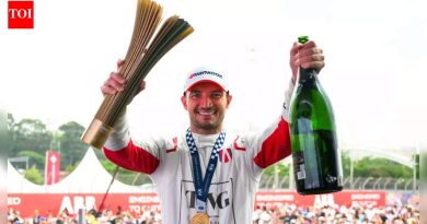 साओ पाउलो ई-प्रिक्स विजेते जेक डेनिसने गर्लफ्रेंड लेक्सी ग्रेस बूसीला त्यांच्या पाळीव कुत्र्यासाठी विशेष विजयाची भेट देण्याचे वचन दिले आहे. फॉर्म्युला – ई न्यूज