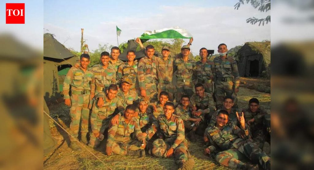 बंधुत्वाने एकत्र: तरुण अधिकारी दिवंगत एनडीए कॅडेटच्या कुटुंबाला मदत करतात, बहिणीच्या वैद्यकीय शिक्षणासाठी निधी देतात