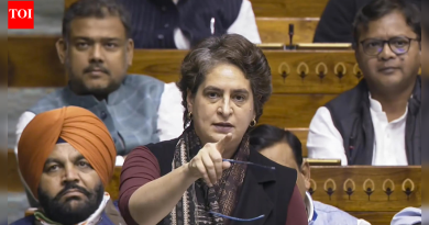 वंदे मातरम् वाद: केंद्रात प्रियंका गांधींचा ‘कालनिर्णय’; पंतप्रधान मोदींच्या ‘निवडक’ इतिहासावर प्रश्नचिन्ह