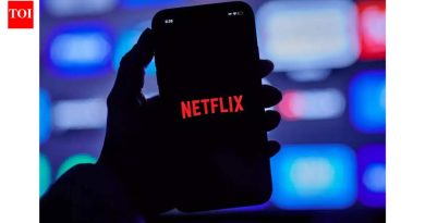 Netflix टीव्ही मालिका दिग्दर्शकाने त्याच्या वैयक्तिक सहाय्यकाला  दशलक्ष फसवणूक केल्याचा आरोप असलेला ‘लक्झरी शॉपिंग ऑर्डर’ काय म्हणाला: सर्व मिळवा…