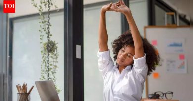 मायक्रो स्ट्रेचिंग:  ३० सेकंदांची सवय जी मुद्रा, ऊर्जा पातळी आणि विश्रांती वाढवते |