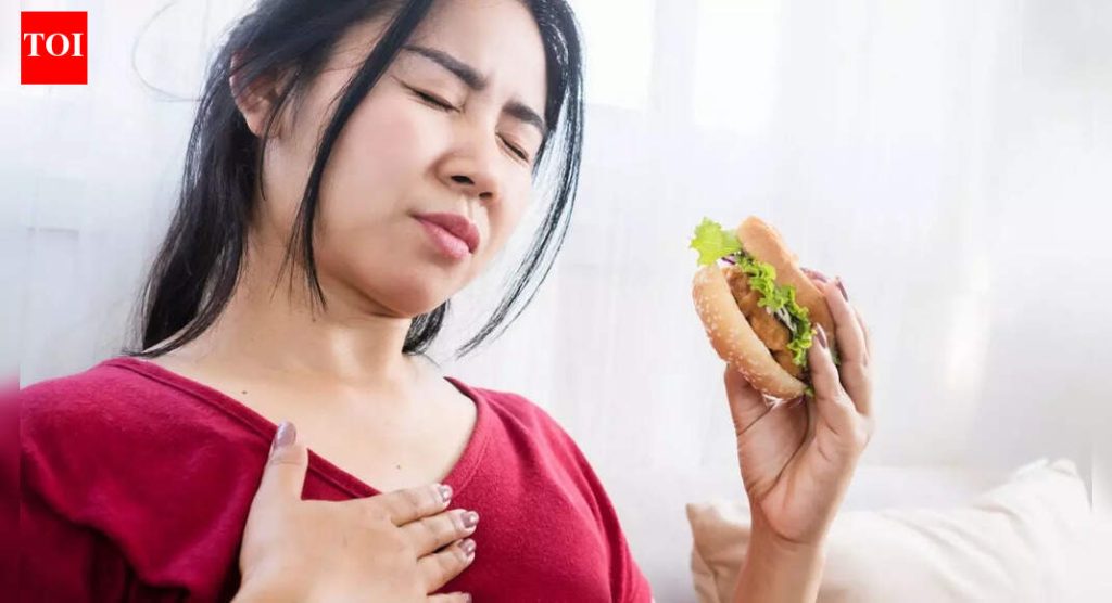 शीर्ष 10 पदार्थ जे छातीत जळजळ आणि ऍसिड रिफ्लक्स त्वरीत आराम करतात |