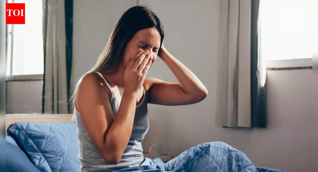 सायनसच्या समस्यांसह झोपण्यासाठी संघर्ष करत आहात? रात्रीच्या वेळी सायनस श्वासोच्छ्वास सुधारू शकतील अशा झोपण्याच्या पोझिशन्स वापरून पहा |