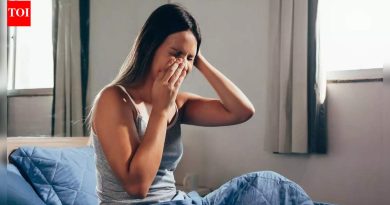 सायनसच्या समस्यांसह झोपण्यासाठी संघर्ष करत आहात? रात्रीच्या वेळी सायनस श्वासोच्छ्वास सुधारू शकतील अशा झोपण्याच्या पोझिशन्स वापरून पहा |