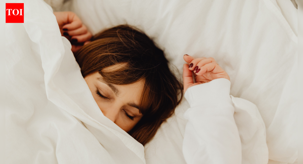 खूप वेळ झोपणे हे लपलेल्या आरोग्य समस्यांचे लक्षण असू शकते: संशोधन काय उघड करते |