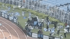 ‘फक्त राजकारणी, अभिनेते मेस्सीला घेरले होते’: निराश चाहत्यांनी कोलकात्याच्या सॉल्ट लेक स्टेडियमवर गोंधळ घातला; घड्याळ