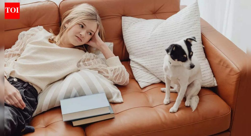 झोपणे आणि झोपणे हे हृदयाच्या आरोग्यासाठी बसण्यापेक्षा धोकादायक आहे का? हालचाल, रक्ताभिसरण आणि दैनंदिन हृदयाचे आरोग्य समजून घेणे |