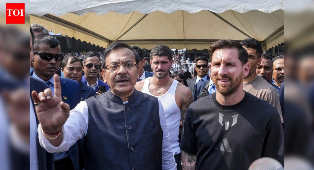 ‘हा पश्चिम बंगालच्या क्रीडा मंत्र्यांचा वैयक्तिक कार्यक्रम झाला’: लिओनेल मेस्सीच्या कोलकाता भेटीदरम्यान झालेल्या गोंधळावर भारतीय फुटबॉल प्रमुखांनी मौन सोडले
