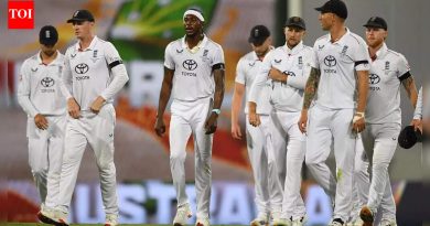 ॲशेस ऑन लाईन: ॲडलेड कसोटीत इंग्लंड दडपणाखाली आहे