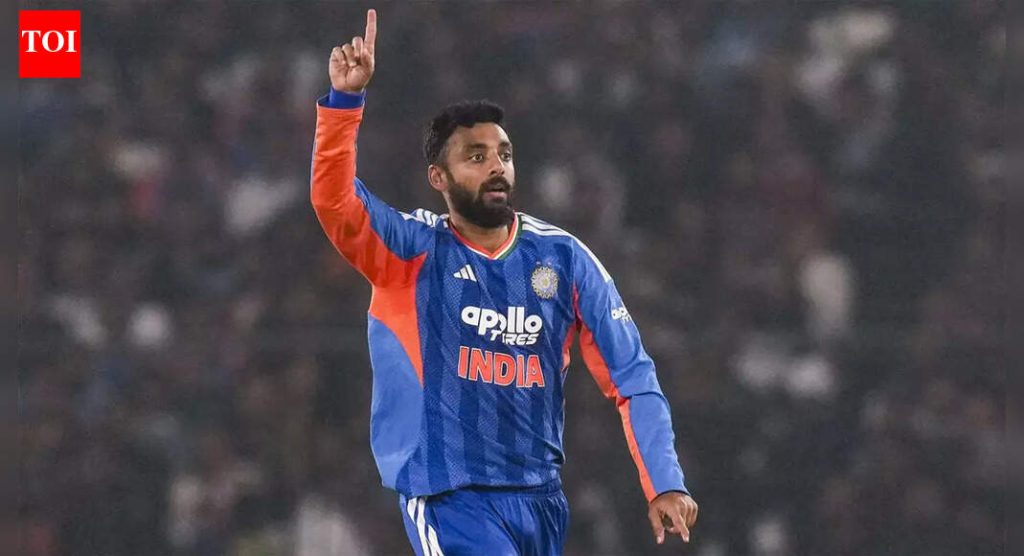 वरुण चक्रवर्तीच्या वाढीमुळे भारताला T20 विश्वचषकापूर्वी मधल्या षटकांमध्ये आघाडी मिळते