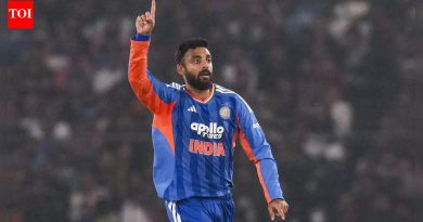 वरुण चक्रवर्तीच्या वाढीमुळे भारताला T20 विश्वचषकापूर्वी मधल्या षटकांमध्ये आघाडी मिळते