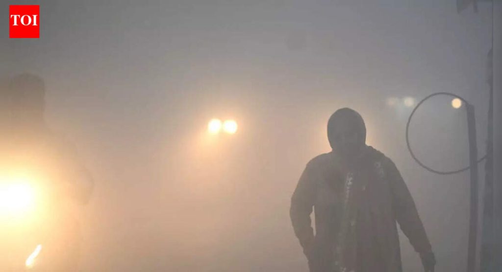 दिल्ली दाट धुक्यात गुदमरली: AQI काही भागात ‘गंभीर’ पातळीवर पोहोचला; कमी दृश्यमानतेमुळे उड्डाणे, रेल्वे सेवा प्रभावित