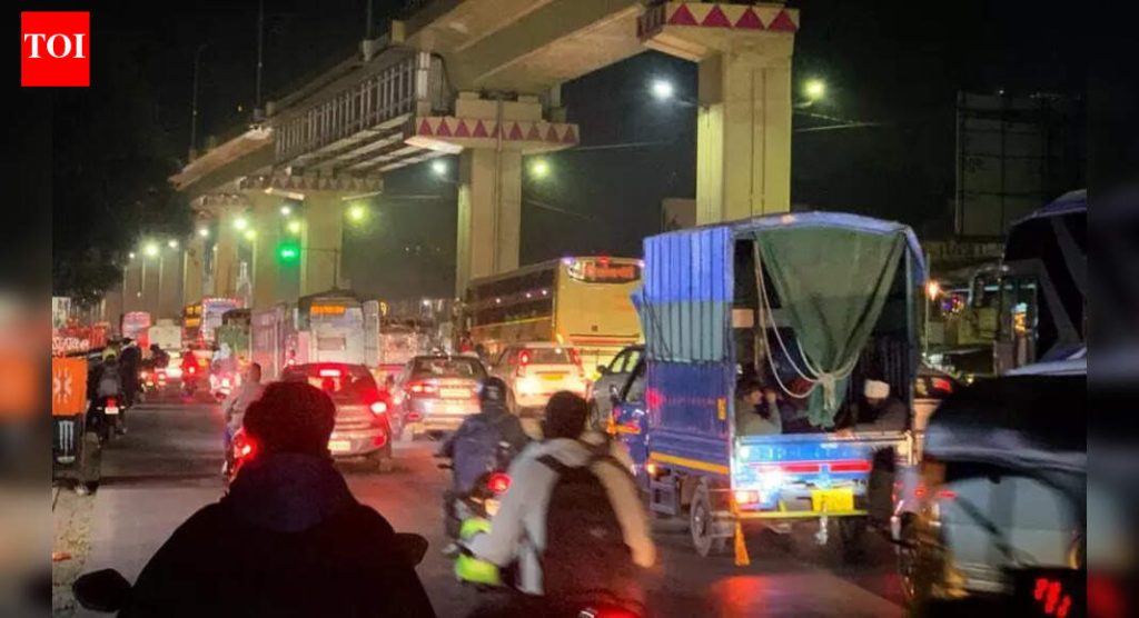 व्हीआयपी मुव्हमेंट, रस्त्यांचे काम आणि पुस्तक जत्रेचा उन्माद यामुळे प्रमुख रस्त्यांवरील वाहतूक ठप्प; प्रवाशांचा धुमाकूळ