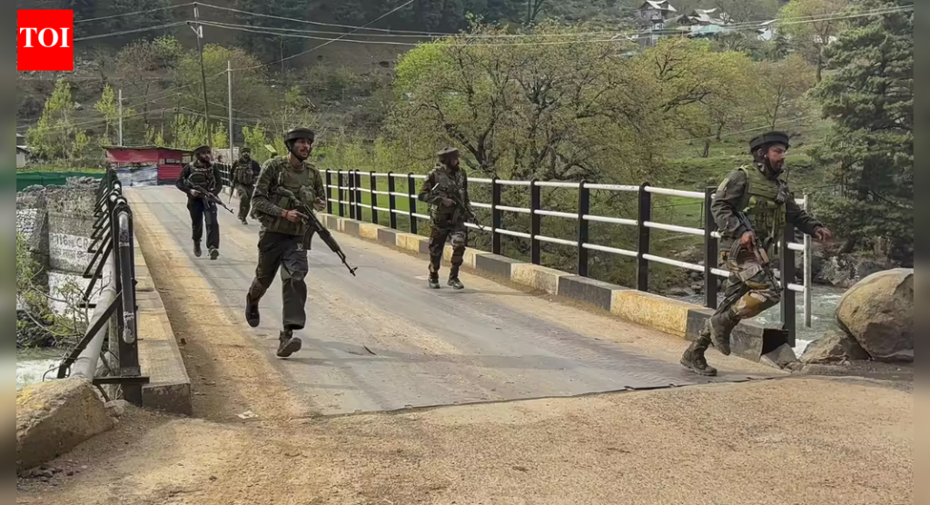जम्मू-काश्मीरमध्ये दहशतवाद्यांनी गावकऱ्यांना अन्न देण्यास भाग पाडले, कोम्बिंग ऑपरेशन सुरू