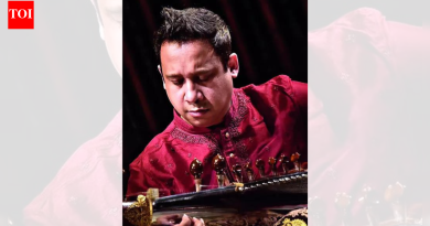 सरोद वादकाला भारतीय ओळख लपवून बांगलादेशातून पळून जाण्यास भाग पाडले