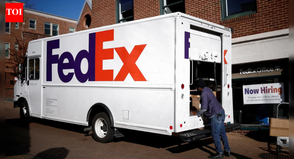 FedEx ने .24 अब्ज फेडरल करारानंतर यूएस कर्मचाऱ्यांना काढून टाकताना शेकडो H-1B कामगारांना कामावर घेण्याबद्दल प्रश्न केला: ‘आमची रणनीती आहे…’