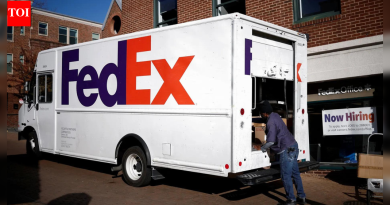 FedEx ने .24 अब्ज फेडरल करारानंतर यूएस कर्मचाऱ्यांना काढून टाकताना शेकडो H-1B कामगारांना कामावर घेण्याबद्दल प्रश्न केला: ‘आमची रणनीती आहे…’