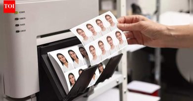 तुम्ही तुमच्या पासपोर्ट फोटोमध्ये का हसू शकत नाही आणि ते प्रत्यक्षात का महत्त्वाचे आहे |