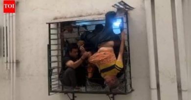 सुरतमध्ये ख्रिसमसच्या दिवशी चमत्कार: माणूस 10व्या मजल्यावरून घसरला, 8व्या मजल्यावरील खिडकीच्या ग्रीलवर अडकला; हृदय थांबवणारे दृश्ये उदयास येतात