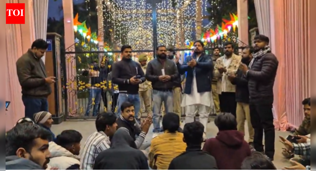 ‘हिंदूंच्या भावना दुखावल्या’: बजरंग दलाचे बरेली चर्चबाहेर आंदोलन; व्हिडिओ व्हायरल | भारत बातम्या