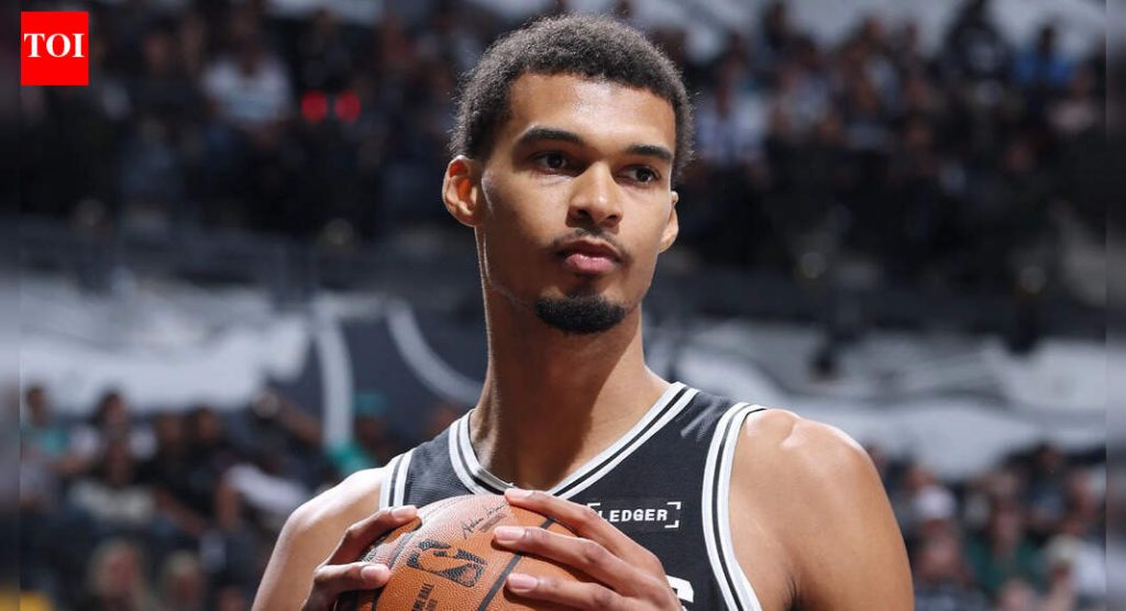 व्हिक्टर वेम्बन्यामा आज रात्री ओक्लाहोमा सिटी थंडर विरुद्ध खेळत आहे का? सॅन अँटोनियो स्पर्स स्टारच्या दुखापतीच्या अहवालावरील नवीनतम अपडेट (डिसेंबर 25, 2025)