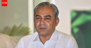 ‘हँडशेक करण्यात स्वारस्य नाही’: हँडशेक पंक्ती खोलवर; पीसीबी प्रमुख मोहसिन नक्वी यांनी ‘समान अटी’चा इशारा दिला आहे.