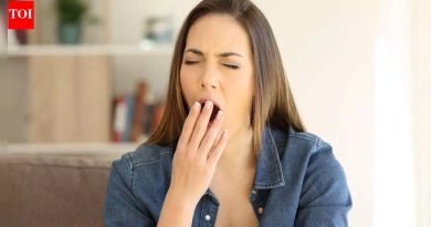 लवकर झोपण्याची वेळ असूनही थकल्यासारखे जागे आहात? झोप सुधारण्यासाठी, तुमची सर्कॅडियन लय रीसेट करण्यासाठी आणि सकाळची उर्जा वाढवण्यासाठी 7 तज्ञ टिपा |