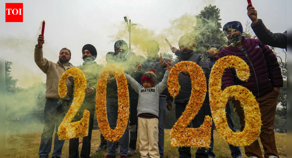 आनंद, उत्सव, फटाके: भारताने नवीन वर्ष 2026 चे स्वागत केले; राष्ट्रपती मुर्मू यांनी शुभेच्छा दिल्या