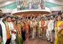 न्याहारीतील बैठका घरोघरी भेटी आणि रात्री उशिरा सभांमध्ये जातात