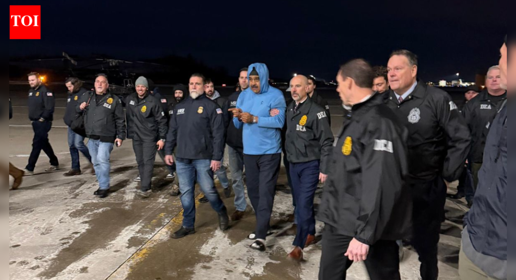 हँडकफमध्ये विमानातून बाहेर काढले: पहिल्या व्हिडिओमध्ये निकोलस मादुरो यूएस कोठडीत आहे; DEA कार्यालयात एजंटना ‘नवीन वर्षाच्या शुभेच्छा’