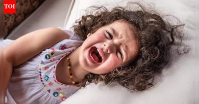 तुम्ही 1 वर्षाच्या मुलाला शिस्त लावू शकता? शीर्ष बालरोगतज्ञ स्पष्ट करतात |