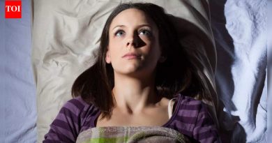 हे सामान्य पडणारे स्वप्न आरोग्य चेतावणी असू शकते: संमोहन झटके तुमच्या झोपेवर आणि मज्जासंस्थेवर कसा परिणाम करतात हे समजून घेणे |