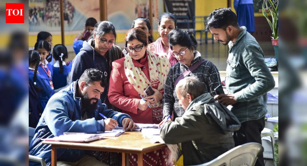 SIR पंक्ती: EC SC ला सांगतो की त्यांना मतदार यादी पुनरीक्षण करण्याचा अधिकार आहे; NRC च्या चिंतेचे निराकरण करते
