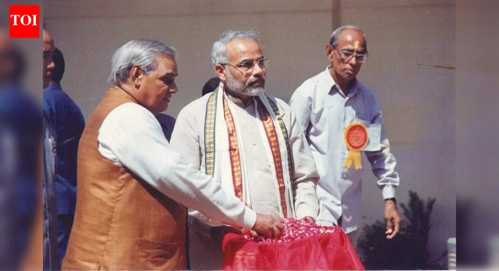 ‘आमचा शाश्वत विश्वास डळमळीत करू शकलो नाही’: पंतप्रधान मोदींनी सोमनाथ मंदिर हल्ल्याची आठवण केली; थ्रोबॅक चित्रे शेअर करतो