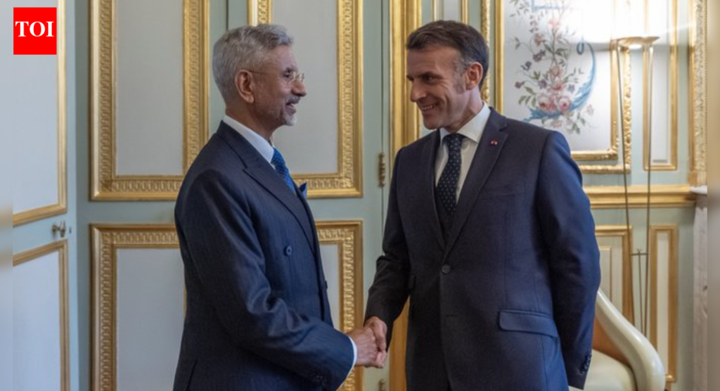 जयशंकर यांनी फ्रान्सचे अध्यक्ष इमॅन्युएल मॅक्रॉन यांची भेट घेतली: EAM ने पंतप्रधान मोदींच्या हार्दिक शुभेच्छा दिल्या; जागतिक समस्यांवर विचारांची देवाणघेवाण