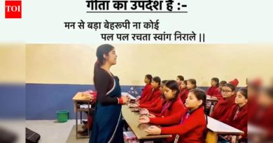 एका साध्या शाळेतील प्रार्थनेने बिहारमधील २३ वर्षीय शिक्षकाला रातोरात इंटरनेट स्टार कसे बनवले |