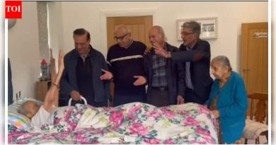 दुसऱ्या बाजूला भेटूया: हृदयस्पर्शी व्हिडिओमध्ये वृद्ध व्यक्तीला त्याच्या मित्रांनी शेवटच्या वेळी भेट दिल्याचे दाखवले आहे; ‘तेरे जैसा यार कहां’ गा