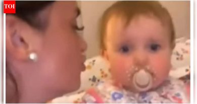 वृत्ती असलेले बाळ: चुंबन घेण्यासाठी स्त्री झुकते, बाळाचा ‘डोळा फिरवण्याचा’ क्षण व्हायरल होतो