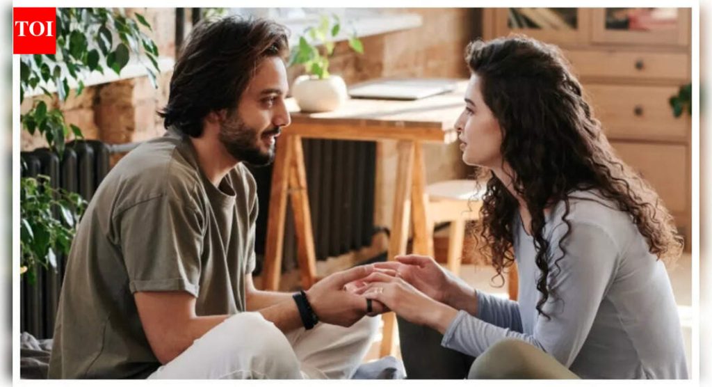 तुमच्या जोडीदारासोबत गॉसिप करायला आवडते? तुमच्या नात्यासाठी ते खरोखर चांगले का आहे ते येथे आहे