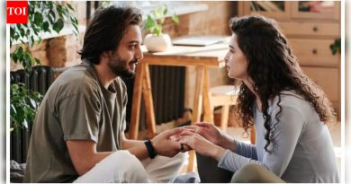 तुमच्या जोडीदारासोबत गॉसिप करायला आवडते? तुमच्या नात्यासाठी ते खरोखर चांगले का आहे ते येथे आहे