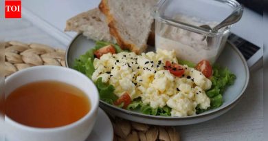 न्याहारी, दुपारचे जेवण किंवा रात्रीच्या जेवणासाठी 10 स्क्रॅम्बल्ड अंडी पाककृती |