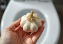लोक शौचालयात लसूण का फ्लश करतात आणि ते खरोखर काय करते |