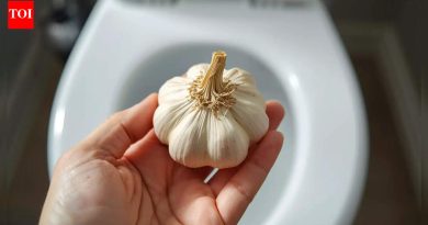लोक शौचालयात लसूण का फ्लश करतात आणि ते खरोखर काय करते |