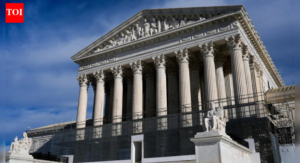 डोनाल्ड ट्रम्प यांना दिलासा? यूएस सुप्रीम कोर्टाने टॅरिफ धोरणावरील निर्णय दुसऱ्या दिवसासाठी थांबवला; बाजारातील गोंधळ सुरूच आहे