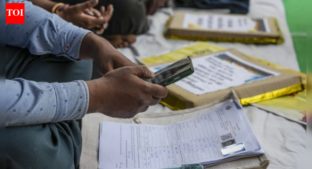 आत्महत्या, हृदयविकाराचा झटका: पश्चिम बंगालमधील दोन मृत्यू एसआयआरशी ‘लिंक’; नातेवाईक चिंता, दबाव उद्धृत करतात
