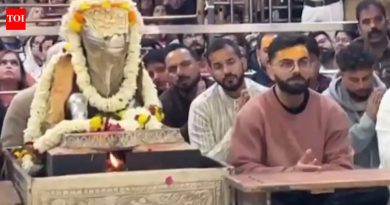 विराट कोहलीने तिसऱ्या IND विरुद्ध NZ ODI च्या आधी महाकालेश्वर मंदिराच्या भेटीदरम्यान ‘जय श्री महाकाल’चा जप केला – पहा