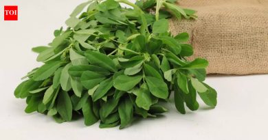 ही साधी स्वयंपाकघरातील खाच काही मिनिटांत मेथीची पाने साफ करते; आणखी अंतहीन प्लकिंग नाही |