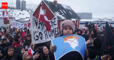 ‘आम्ही लढल्याशिवाय खाली जात नाही’: ट्रंपच्या ताब्यात घेण्याच्या धमकीच्या दरम्यान ग्रीनलँडमध्ये हजारो मोर्चा – मुख्य मुद्दे