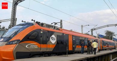 जबाबदार कोण – रेल्वे, सरकार की प्रवासी? उद्घाटन वंदे भारत स्लीपरवर कचरा सापडल्याने संतापाची ठिणगी पडली |